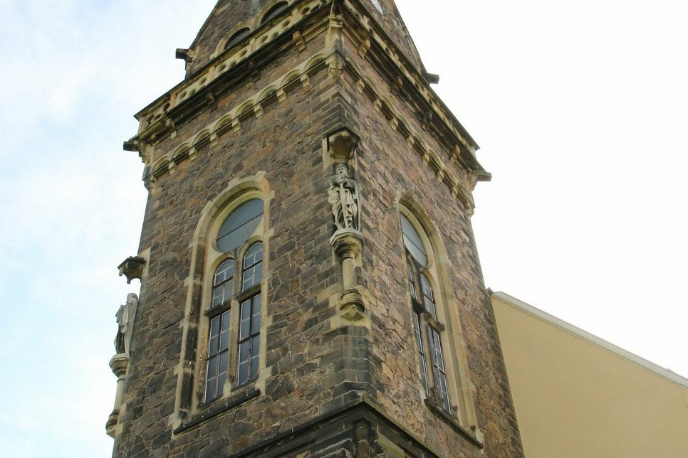 Die Gemeinde hofft auf Fördermittel vom Freistaat für das Kirchen- und Turmdach. Fotos: Farrar