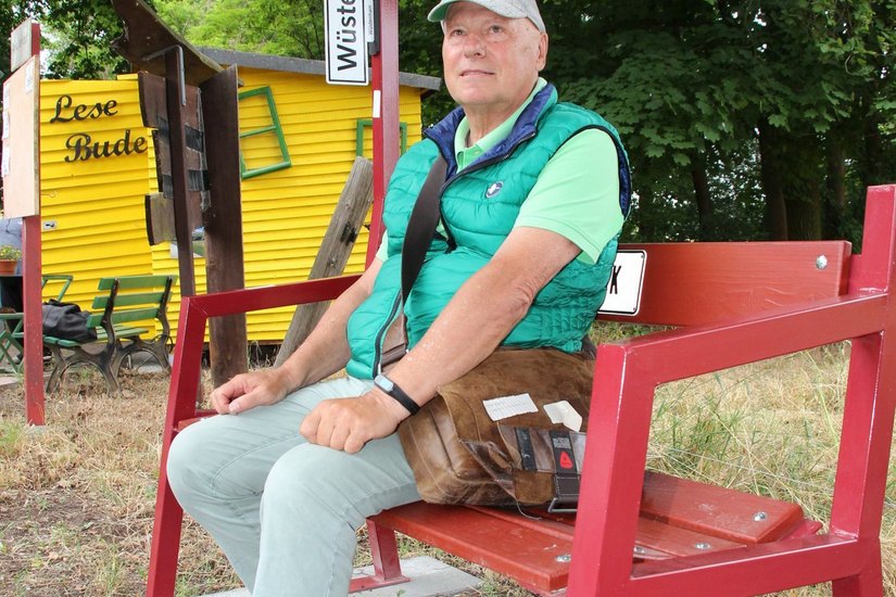 Martin Minde sitzt auf der Mitfahrerbank im Vetschauer Ortsteil Tornitz. Er hatte die Idee für diese alternative Beförderungsmöglichkeit in der ländlichen Region um Vetschau. Foto: sts