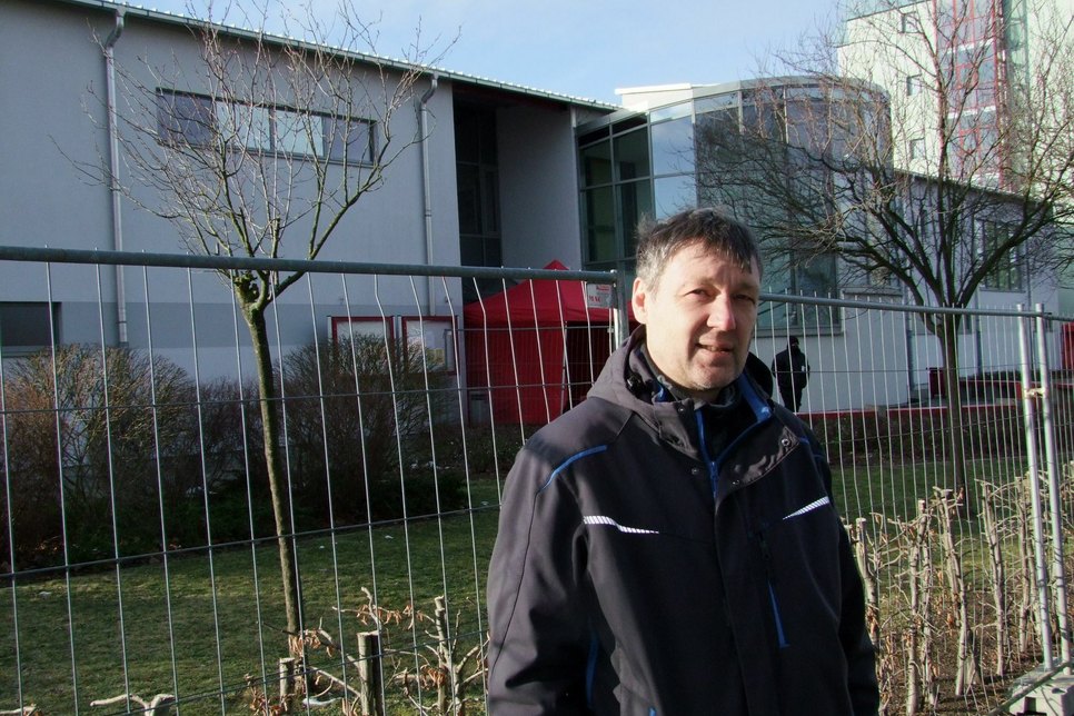 Robby Tenne, Vorsitzender des HVH Kamenz, vor der zum Impfzentrum umfunktionierten Sporthalle am Flugplatz in Kamenz. Foto: Rainer Könen