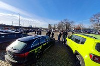 Fahrlehrer aus ganz Sachsen trafen sich im Ostragehege zur Kundgebung. Die rund 170 Fahrzeuge machten sich danach auf den Weg durch die Stadt. Foto: Büttner