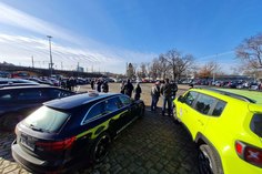 Fahrlehrer aus ganz Sachsen trafen sich im Ostragehege zur Kundgebung. Die rund 170 Fahrzeuge machten sich danach auf den Weg durch die Stadt. Foto: Büttner
