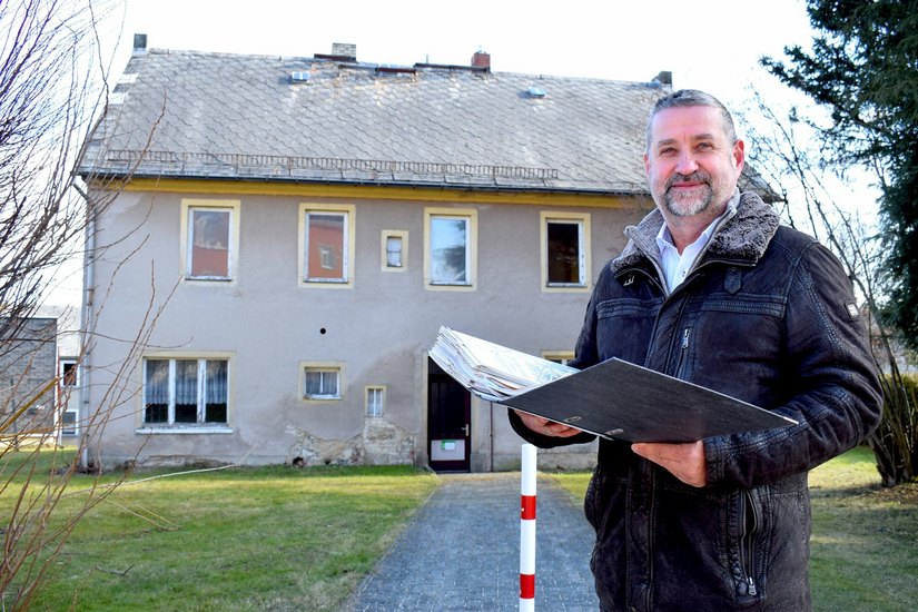 Großharthaus Bürgermeister Jens Krauße steht vor der ehemaligen Gemeindeverwaltung am Mittelweg. Wenn es nach den Plänen des Bürgermeisters geht, soll das Gebäude abgerissen werden und ein modernes Hortzentrum entstehen.