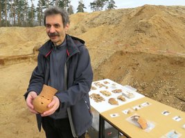 Dr. Harald Stäuble vom Landesamt für Archäologie hält einen besonderen Fund in seinen Händen. Es handelt sich um eine Schnurkeramik, sie stammt aus der Zeit zwischen 2750 und 2200 v.Chr., auf dem Tisch weitere Teile der Ausgrabungen bei Ottendorf-Okrilla. Foto: Matthias Stark