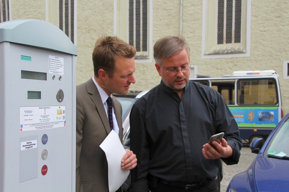 Philipp Zimmermann von smartparking (links) und Bürgermeister Dr. Michael Wieler stellten das Handyparken am 19. Juni auf dem Obermarkt vor. Foto: Keil