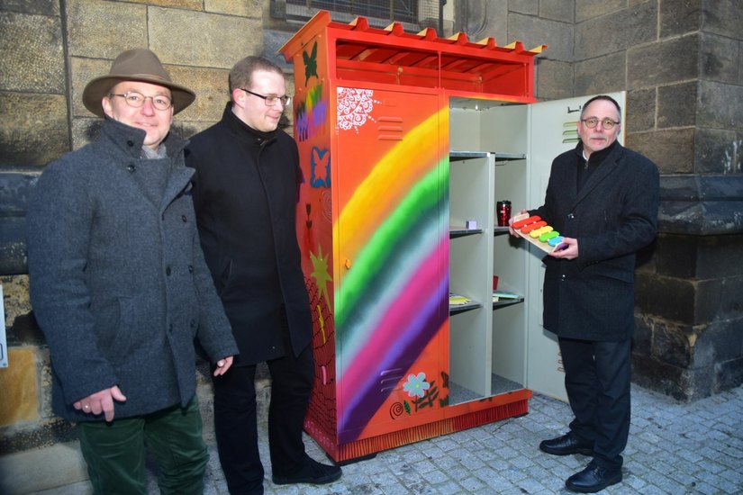 Vor fast genau zwei Jahren, am 22. Januar 2019, wurde der Tauschschrank in der Dresdner Neustadt eingeweiht, als erster offizieller seiner Art. Jetzt ist er Geschichte. Foto: Archiv/Schiller