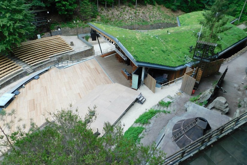 Die Naturbühne ist aus Tharandter Lärchenholz und mit modernster Bühnentechnik ausgestattet.