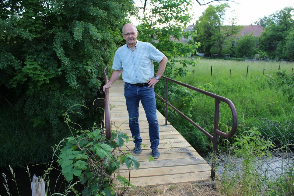 Frank Woithe, Vorsitzender des Kultur- und Sportverein Georgewitz auf der vom Verein reparierten Wanderbrücke. Foto: T. Keil