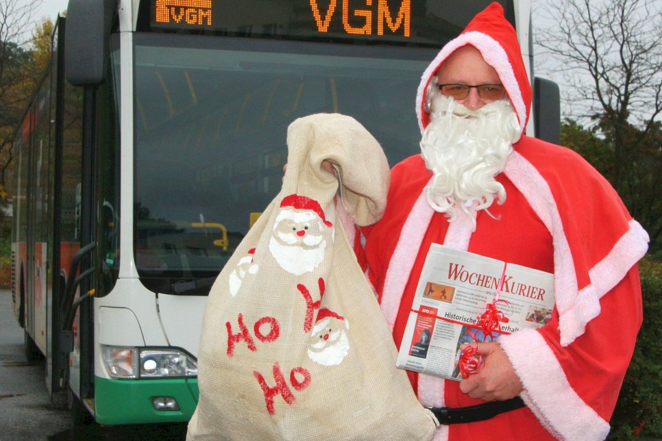 Hagen Mehner ist der einzige Weihnachtsmann im Landkreis der von Berufswegen mit dem Bus unterwegs ist. Fotos: Farrar