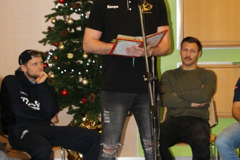 Sportler der Vereine haben den Kindern Weihnachtsgeschichten vorgelesen. Foto: Büttner