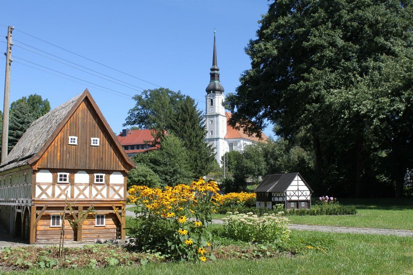 Zu bestaunen gibt´s in Cunewalde die größte evngelische Dorfkirche Deutschlands und zahlreiche Umgebindehäuser im Ort.