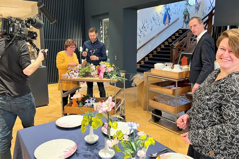 Die Porzellanmanufaktur MEISSEN und die Deutsche Kunstblume verbinden seit vielen Jahren verschiedene Kooperationen – wie hier bei der Deko zum Tisch-Service »Giant Bloom« zu sehen.