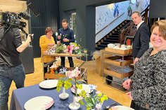 Die Porzellanmanufaktur MEISSEN und die Deutsche Kunstblume verbinden seit vielen Jahren verschiedene Kooperationen – wie hier bei der Deko zum Tisch-Service »Giant Bloom« zu sehen.