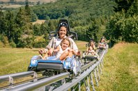 Rodelspaß für die ganze Familie, über das gesamte Jahr hinweg. Das soll es ab 2024 mit dem Alpine Coaster in Oskarshausen geben.