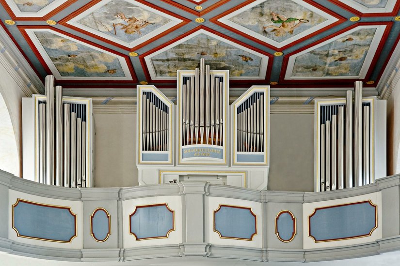 Mit 16 Registern verfügt die von Jehmlich Orgelbau Dresden gefertigte Orgel in der Garnisonskirche über ein für ein Instrument dieser Größe ungewöhnlich breites Klangspektrum.
