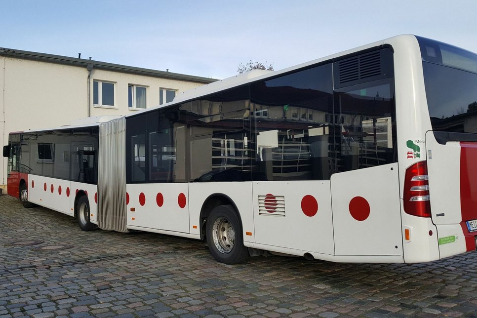 Die extra langen, rot-weißen Busse bekommen im Landkreis ein zweites Leben. Sie ersetzen zwei altersschwache VGM-Busse und sollen hauptsächlich für den Schülerverkehr eingesetzt werden. Fotos: VGM