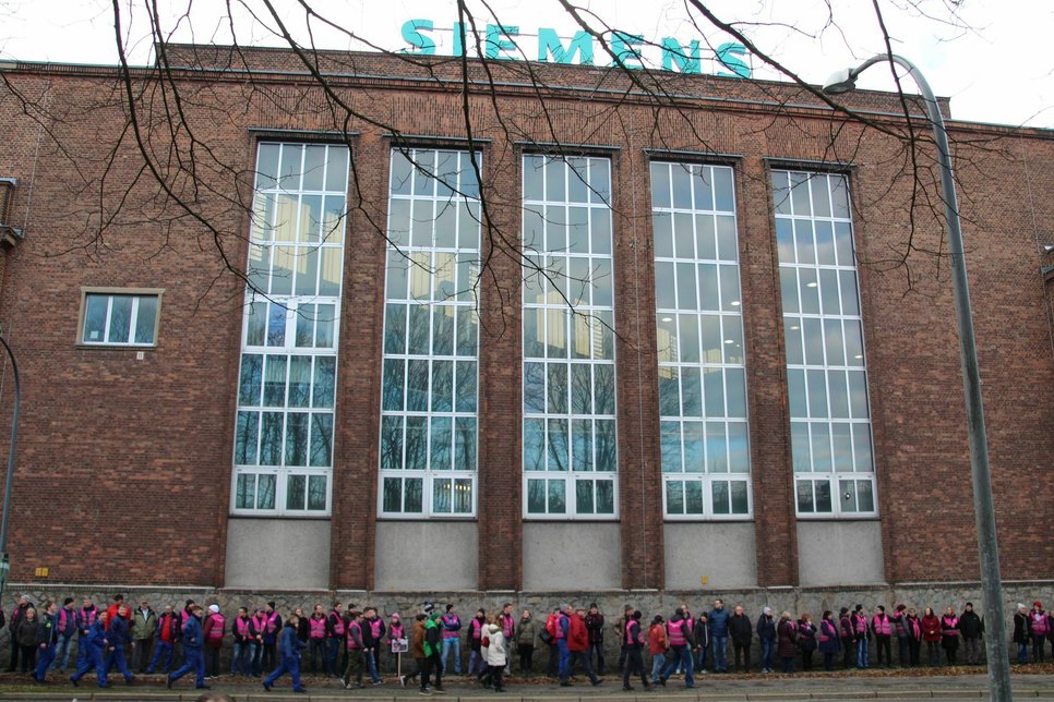 Am 29. November hatten die Mitarbeiter von Siemens und Bombardier in Görlitz schon einmal gemeinsam demonstriert. Sie bildeten eine Menschenkette von Werk zu Werk. Foto: Keil