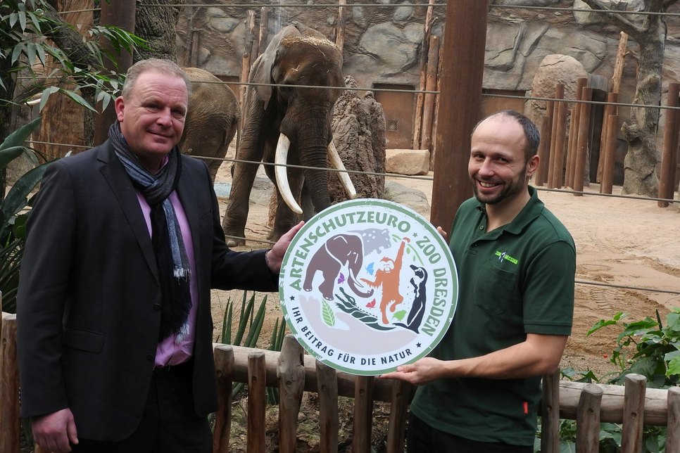 Karl-Heinz Ukena und Thomas Brockmann, Artenschutzverantwortlicher im Zoo Dresden, stellten am 17. Dezember den 