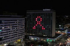 2017 erstrahlte das Pullman Hotel zum internationalen Welt-Aids-Tag.