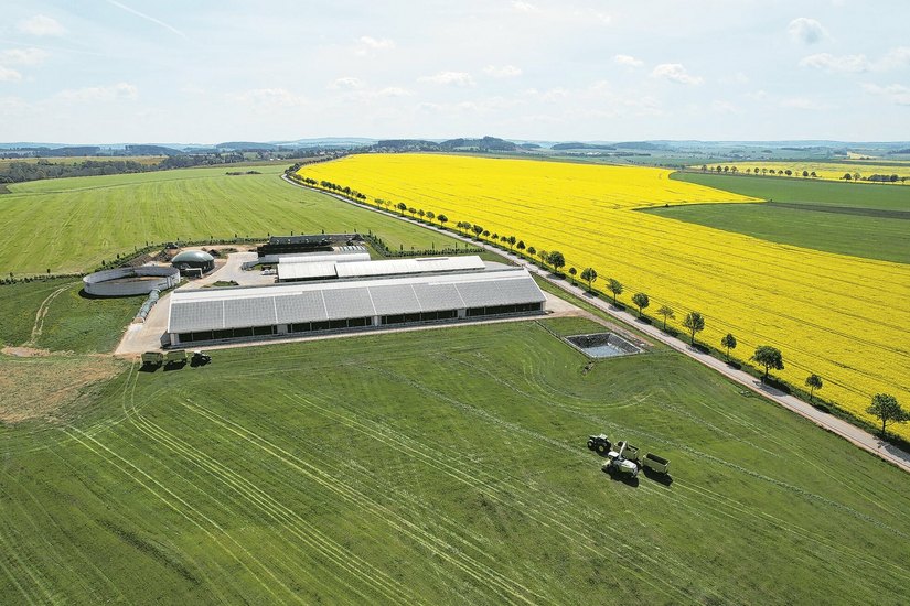 Die PLD in Pretzschendorf verfügt über eine große Photovoltaik-Anlage auf dem Stalldach und eine Biogasanlage (grüne Kuppel).