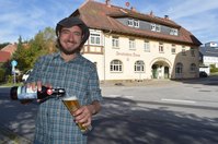 Künftig wird das Bier der "ProBier" Werkstatt in der Gaststätte "Deutsches Haus" ausgeschenkt. Beim Vor-Ort-Termin stand einer der Protagonisten, Frank Walther, Rede und Antwort.
