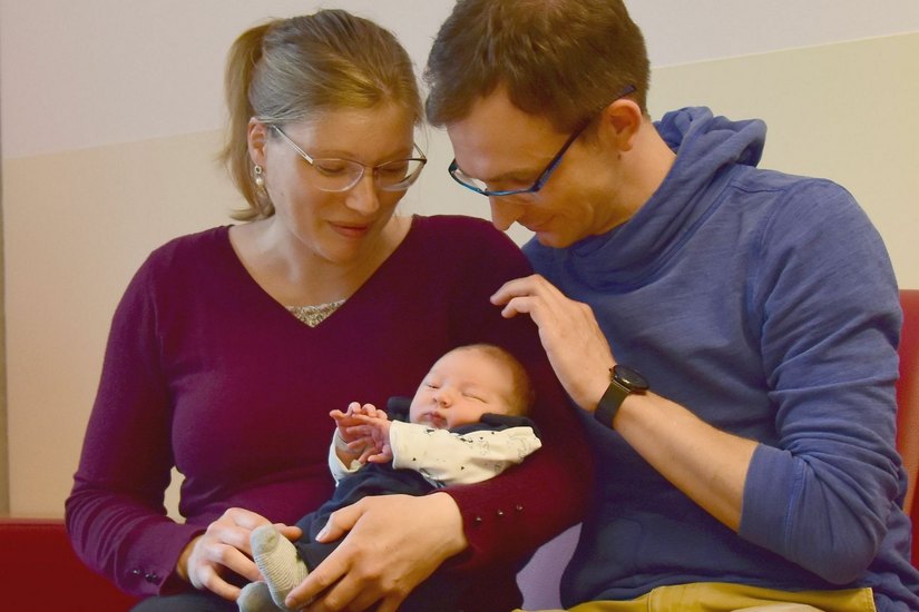 : Matteo ist das 1.000. Kind, das 2021 am Uniklinikum geboren wurde. Seine Eltern Nancy und Christian Schwalenberg freuen sich auf die Zeit zu Viert. Zu Hause bei der Oma wartet die große Schwester.  Foto: Uniklinikum Dresden
