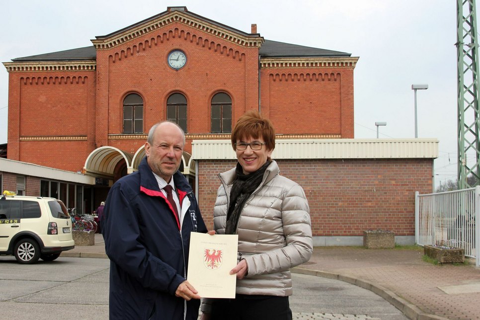Ministerin Kathrin Schneider und Gubens amtierenden Bürgermeister Fred Mahro auf dem Gubener Bahnhofsvorplatz. Fotos: Stadt Guben