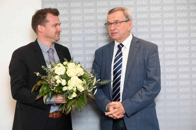 Baubürgermeister Raoul Schmidt-Lamontain (l.) bekam einen Blumenstrauß von Helmut Büschke, Vorstandsmitglied beim ADAC Sachsen, für den Spitzenplatz bei der bundesweiten Mobilitätsumfrage.                                       Foto: Jörn Wolf