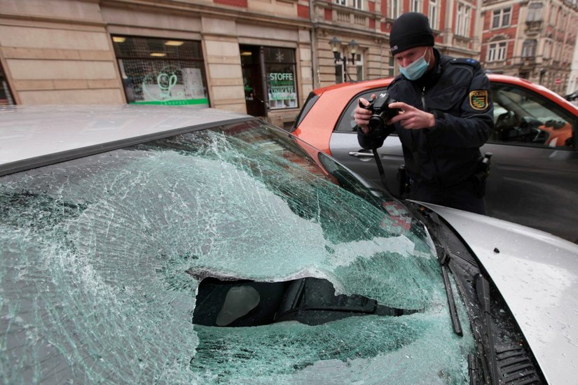 Ein Polizeibeamter dokumentiert den Schaden in der Pirnaer Innenstadt. Foto: Daniel Förster