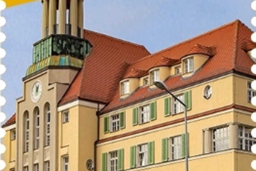 Briefmarke Motiv 3 – Rathaus Döhlen von Architekt Rudolf Bitzan. Hier wurde Freital 1921 gegründet.