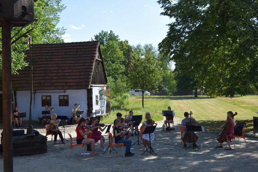Ensembleprobe im Garten des Kulturschlosses in Spremberg/Musik- und Kunstschule des Landkreises Spree-Neiße Foto: pm