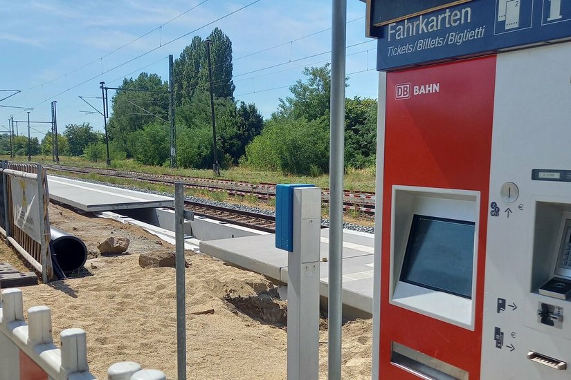 Der Bahnhof in Gröditz wird derzeit technisch modernisiert. Eine Abfahrt und Ankunft ist derzeit nicht möglich. Am Jahresende soll der Bau komplett beendet sein und viele Verbesserungen für die Reisenden bieten.