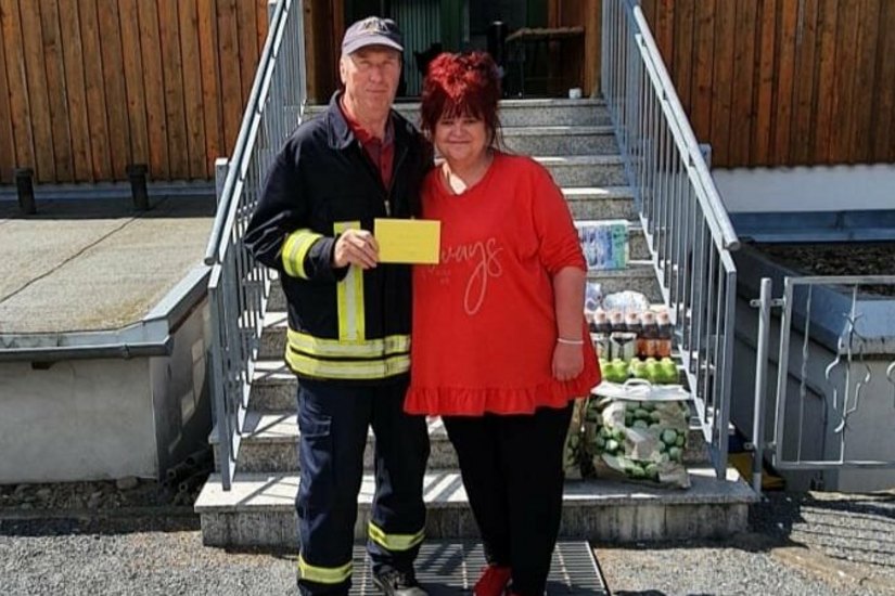 Mandy Konzag (re.) übergibt ihre Spenden an die Freiwillige Feuerwehr Porschdorf.