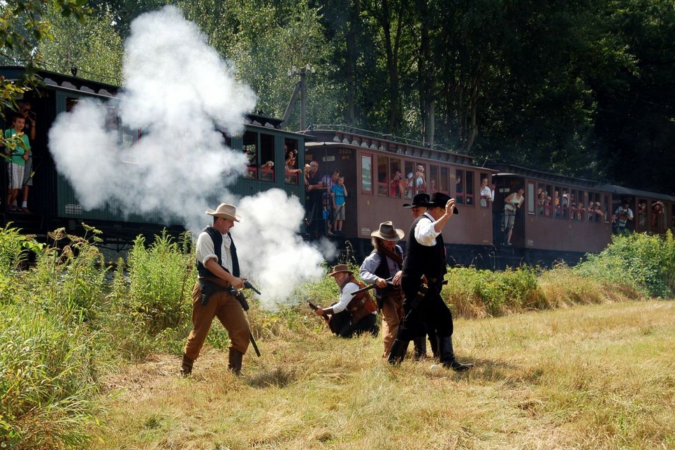 Während der Karl-May-Fahrt sind Zugüberfälle nicht ausgeschlossen. Foto: Traditionsbahn Radebeul e.V.