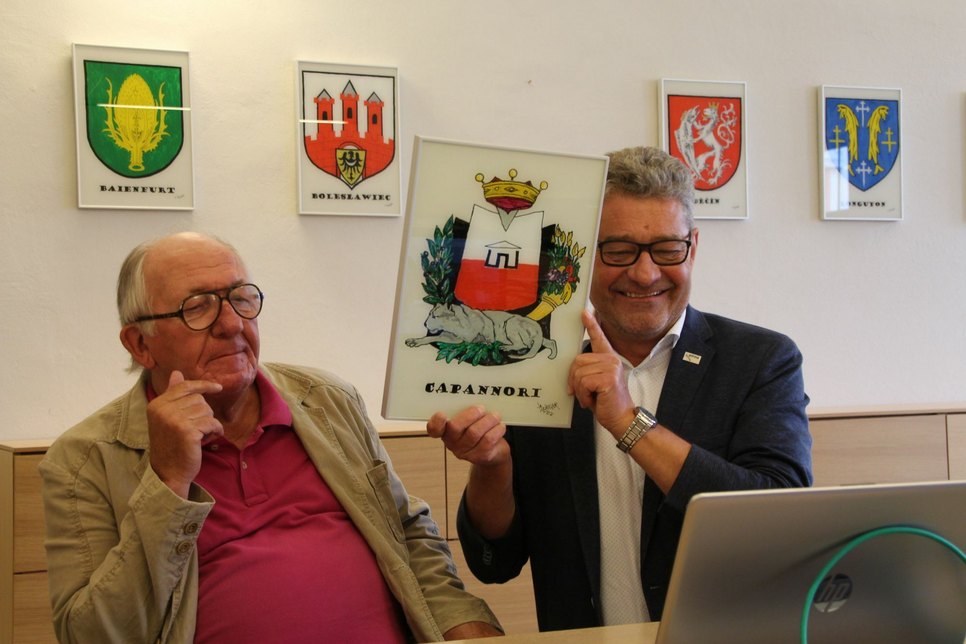 Künstler Harry Lothar Ziegler und Pirnas Oberbürgermeister Klaus-Peter Hanke präsentieren Capannoris Stadtoberhaupt stolz das Wappen. Foto: R. Rink