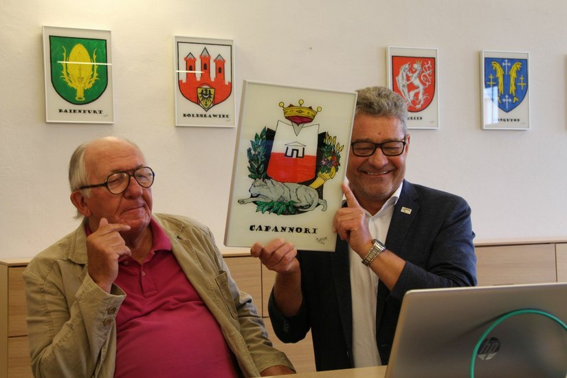 Künstler Harry Lothar Ziegler und Pirnas Oberbürgermeister Klaus-Peter Hanke präsentieren Capannoris Stadtoberhaupt stolz das Wappen. Foto: R. Rink