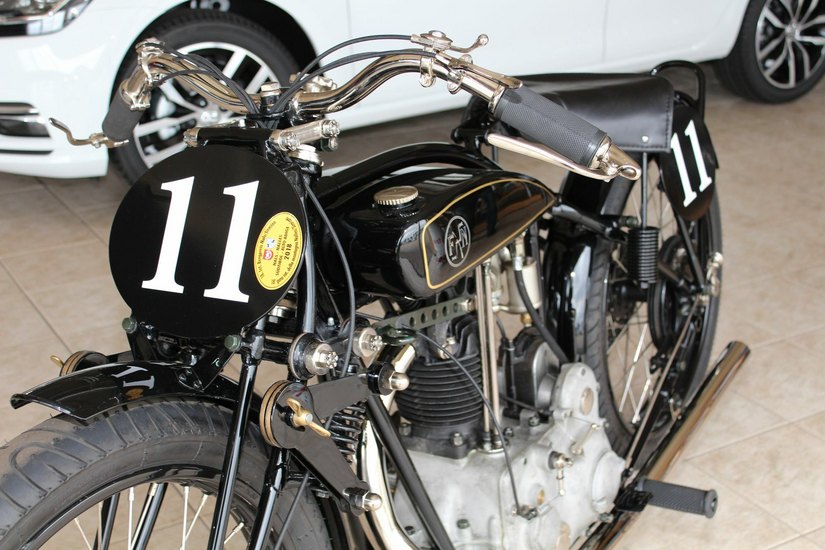 Das Motorrad hat Frank Hille über 15 Jahre lang aus Einzelteilen zusammengebaut, die er zuvor in ganz Europa aufgetrieben hat. Foto: Keil