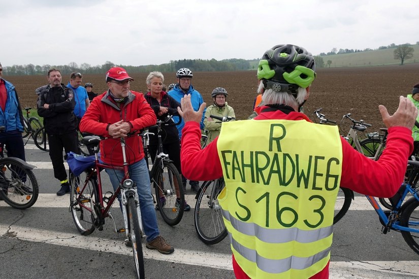 Rund 60 Fahrradfahrer nahmen an der Protestfahrt teil. Ziel ist der nachträgliche Bau eines Radweges an der S163. 			           Foto: Daniel Förster