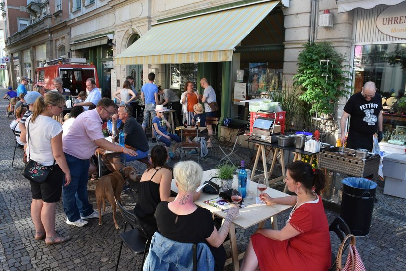 Am Samstag vor dem Pop up-Laden auf der Bahnhofstraße: Die Weinzentrale Dresden beendet ihr Gastspiel, die Landesbühnen übernehmen.                      Foto: Wollrad