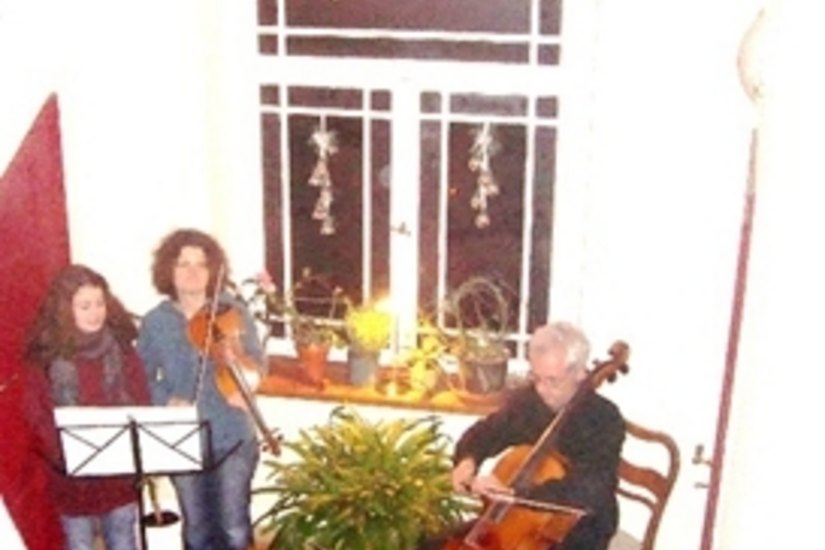 Beweisfoto: Zur Treppenhausweihnachtsfeier wird musiziert und gesungen und wenn...