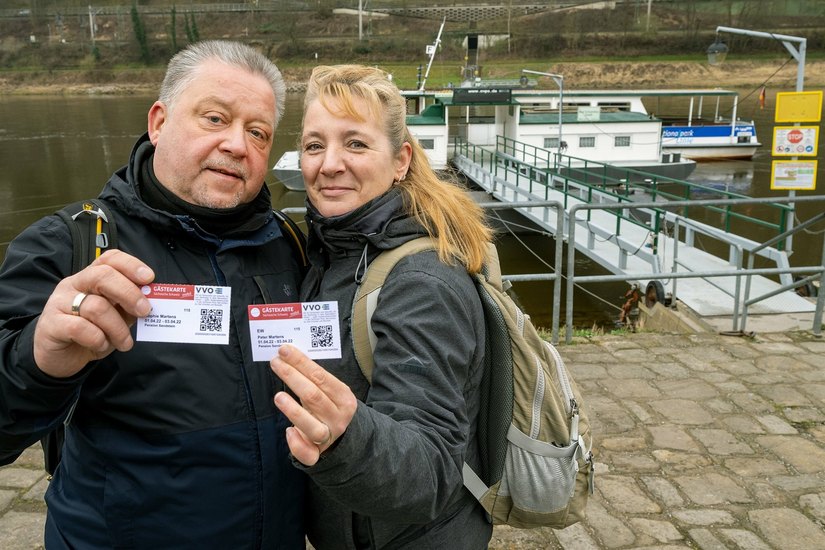 Peter Martens (56, li.) und Sophie Martens (50) aus Leipzig können mit der »Gästekarte mobil« auch die Fähre in Bad Schandau kostenlos benutzen.