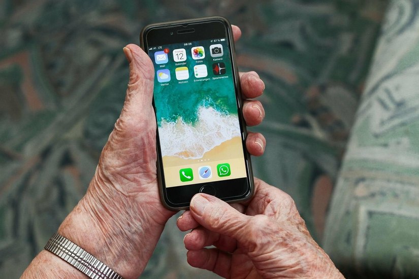 Auch die älteren Menschen nutzen digitale Angebote.