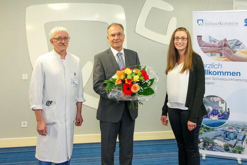 Der Medizinische Direktor, Dr. med. Olaf Altmann (l.), und die Kaufmännische Direktorin, Juliane Kirfe, begrüßen M.D./SYR. Nidal Mansour im Lausitzer Seenland Klinikum.