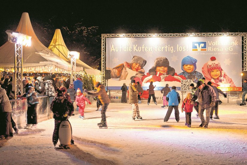Unbeschwerter Spaß auf der Riesaer Eisbahn soll in diesem Jahr wieder viele Gäste in die Stadt ziehen. Auch für Schulklassen gibt es noch freie Termine.