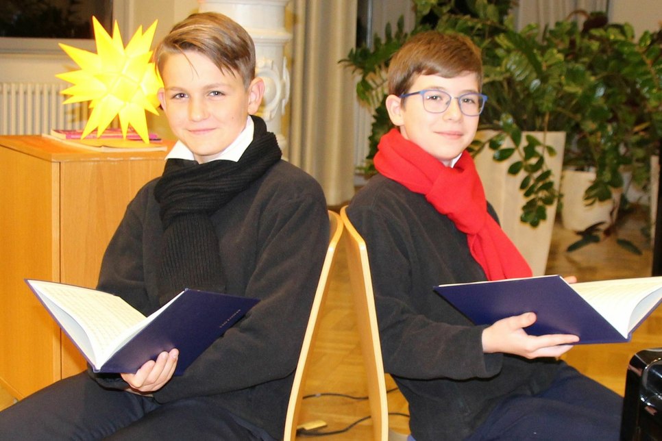 Godwin (Kreuzchor) und Nicola (Kapellknaben, v.l.) üben demnächst mit ihren Chören gemeinsam für den großen Auftritt am 19. Dezember im Rudolf-Harbig-Stadion. Foto: Pönisch