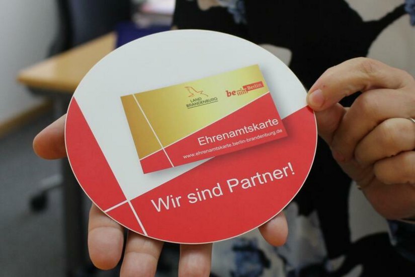 Nach einer Vereinbarung der Stadt und der Staatskanzlei des Landes Brandenburg gibt es in Senftenberg künftig die Ehrenamtskarte.