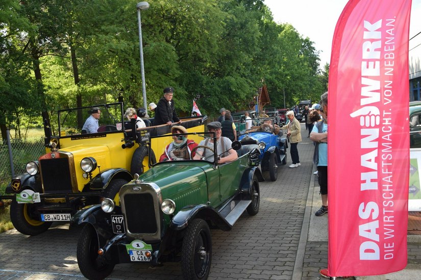 Der Opel 4/16(vorn) von Thomas Schmatloch ist das älteste Fahrzeug bei der Tour. Foto: pm