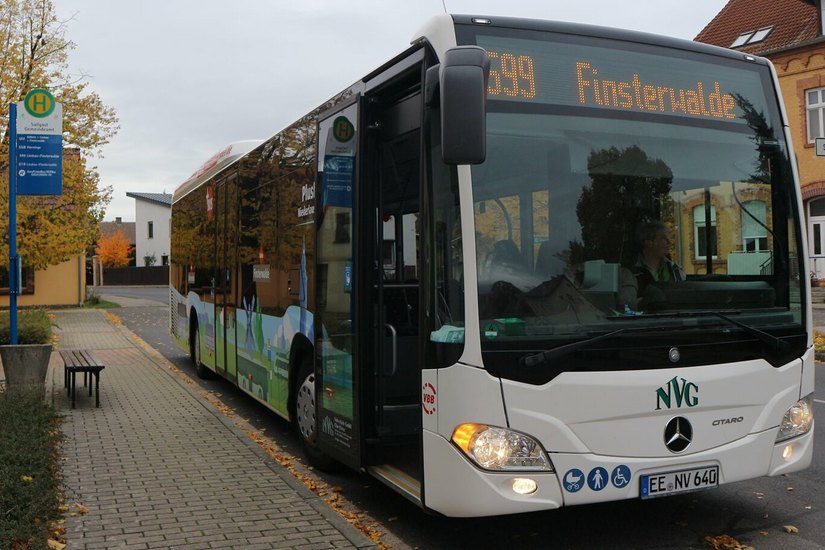 Bus der Linie 599 von Senftenberg nach Finsterwalde in Sallgast.