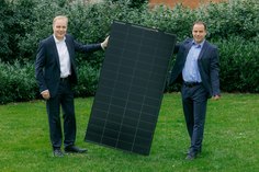 Gehen gemeinsame Wege: SachsenEnergie-Chef Dr. Frank Brinkmann (li.) und SunStrom-Geschäftsführer Reiner Matthees.