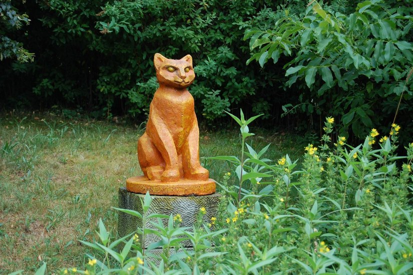 Das Katzendenkmal im Garten, allen Katzen gewidmet, hat auch Hermann Naumann geschaffen.