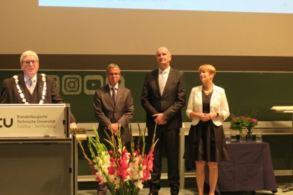 Prof. Dr. -Ing. Jörg Steinbach(l.) möchte mit Unterstützung des Landes den Erfolg der BTU fortschreiben. Foto: Dany Dawid